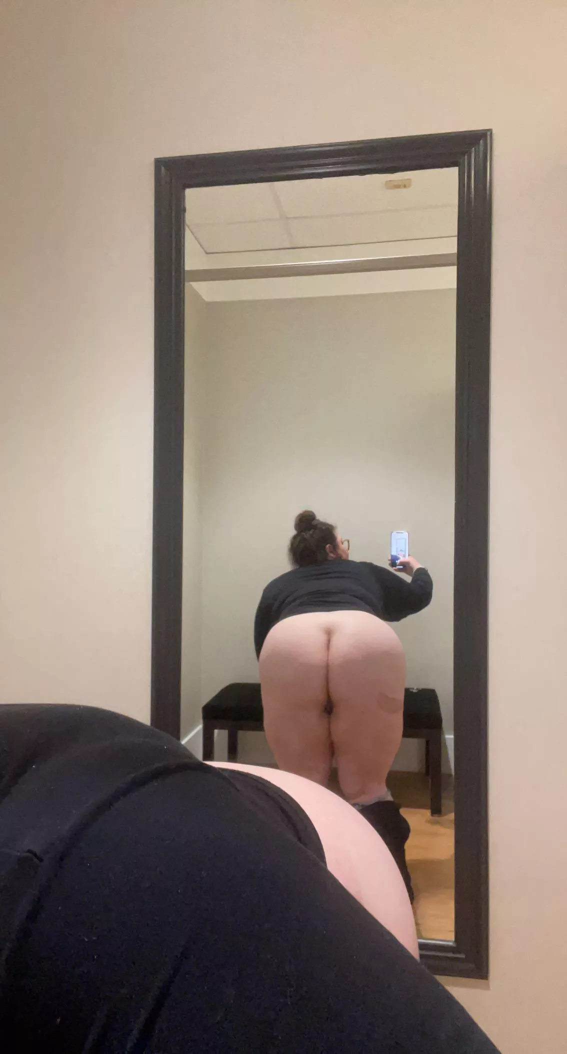 A girl can wish to be fucked in the fitting room 😩