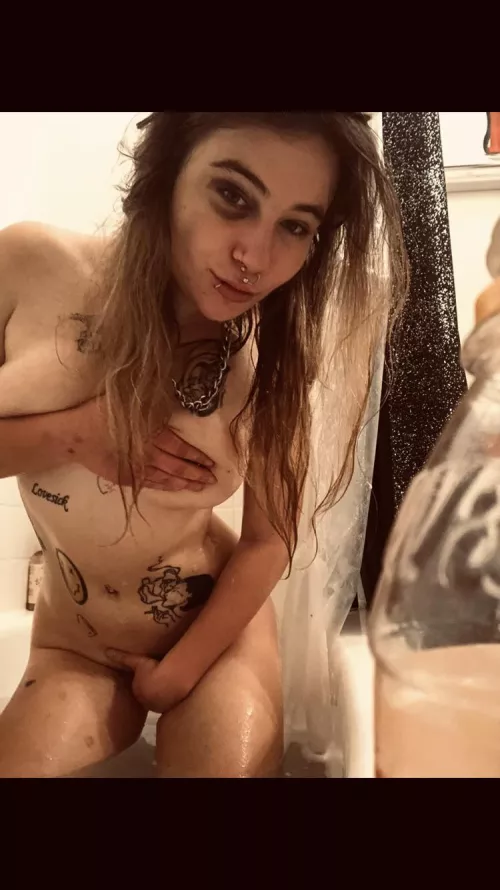 Cute roughed up 19yr old snowflake (: