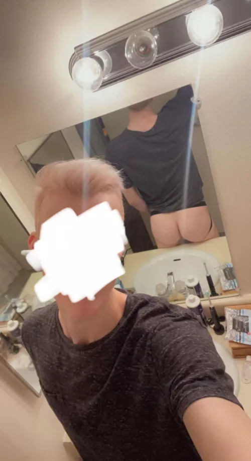 Gay 20 Vers looking for big dicks or nice ass ;) snap - @mysticfox1200