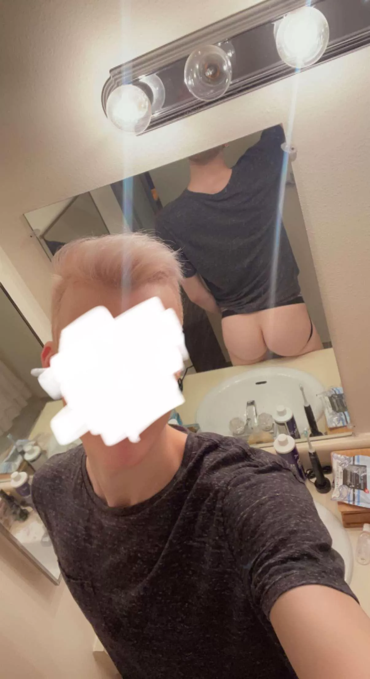 Gay 20 Vers looking for big dicks or nice ass ;) snap - @mysticfox1200