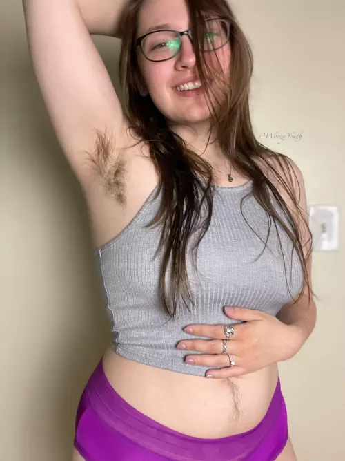 Hairy brunette with a happy trail 😁🌿