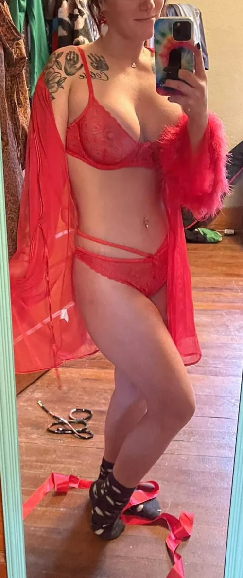 I don’t like to wear clothes, but it’s cold out so I wear socks to keep me warm ☺️