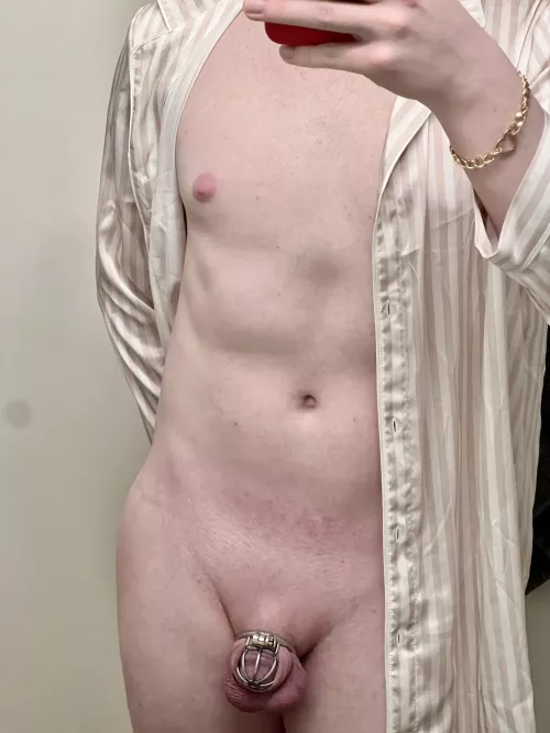 I feel so exposed in this cage 😳