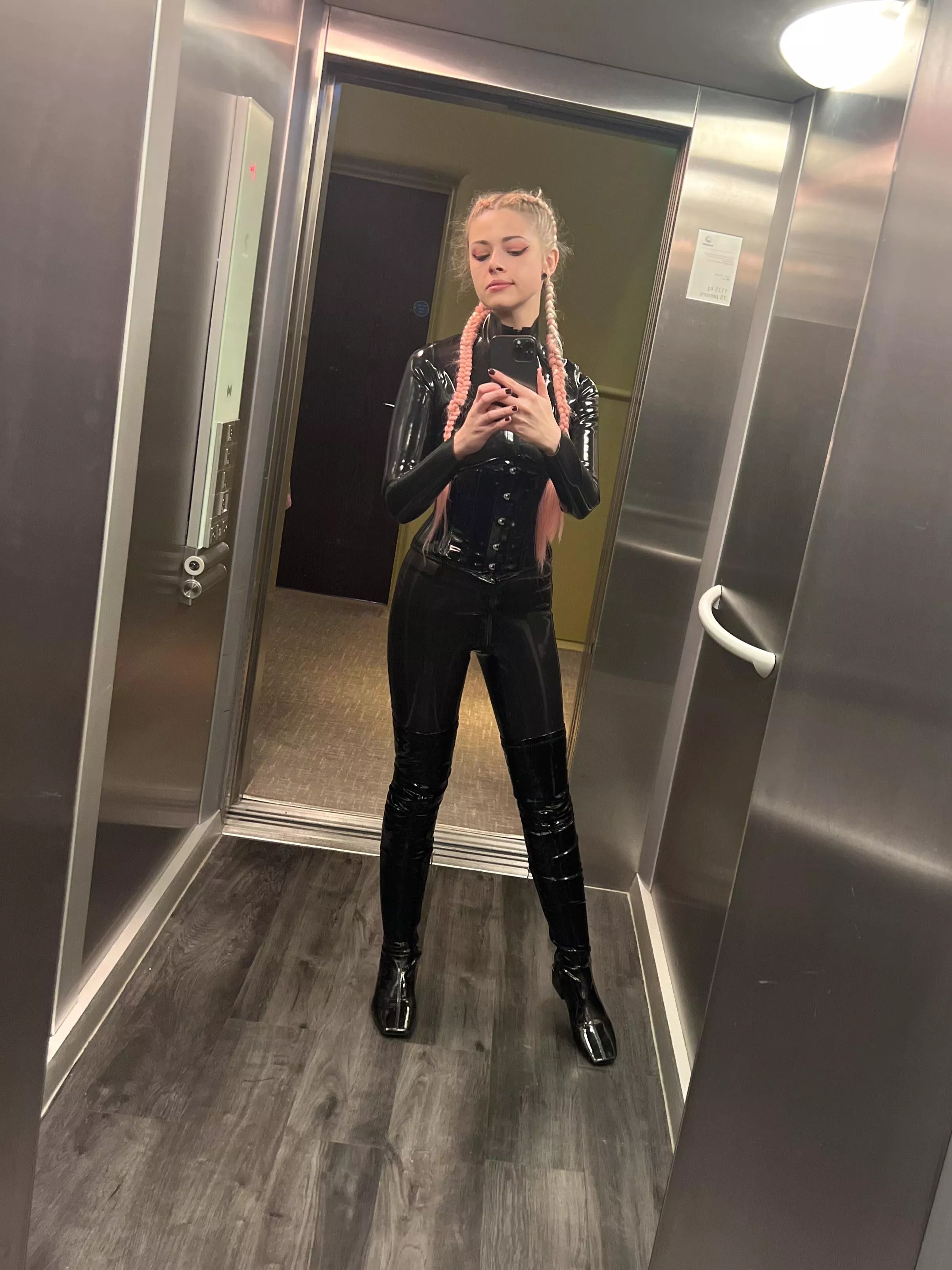 I thought it would be fun to walk around the hotel like this😝