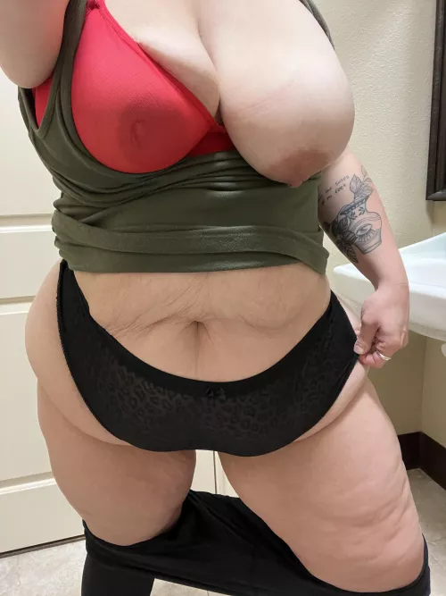 I’m short n stacked 😈 Still boner worthy after 2 kids