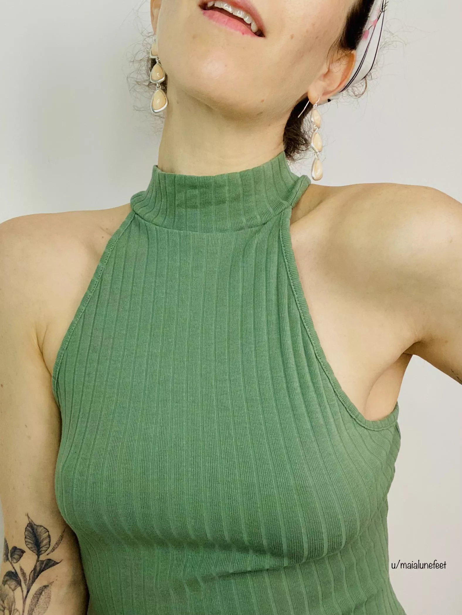 Looks best with no bra 💚