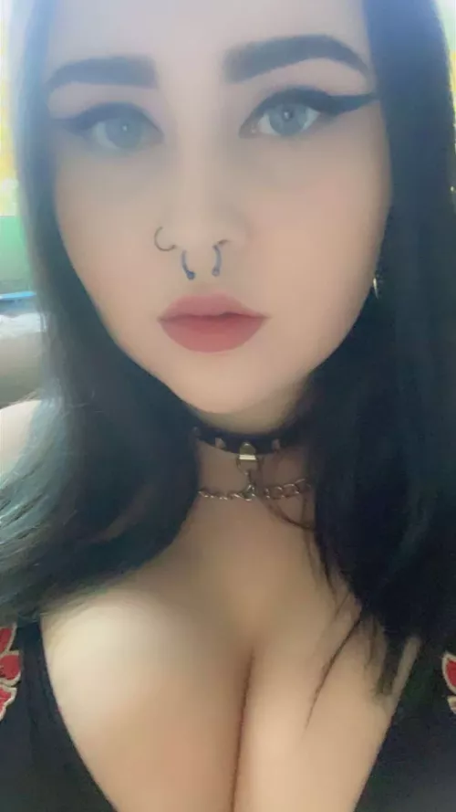 My gf doesn't think she's pretty with her big tits, who wants to prove her wrong!?🤤🤤