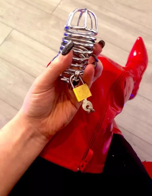 Say hi if you want me to peg you &caged you up!!😉🔐