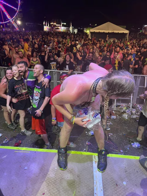 Showing my butthole to the crowd while up on stage!! 😂 So many reactions in the crowd! 🤣