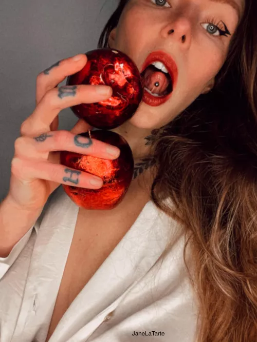 Take a bite out of my poisoned apple 🍎 I always thought Snow White was the most fuckable Disney princess, hbu?