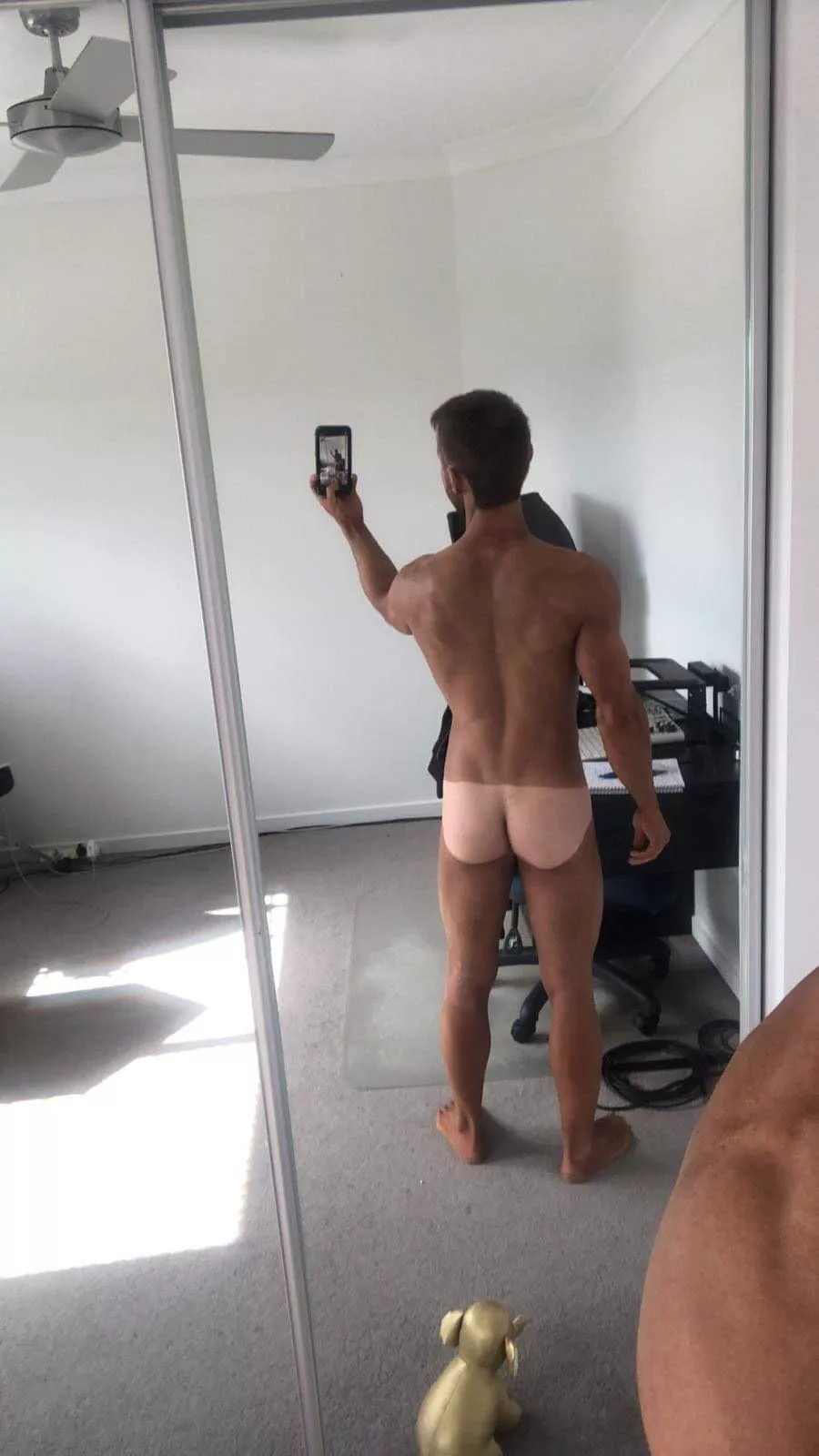 Throwback to when I had to fake tan for a photoshoot, but didn’t need to do my bum lol