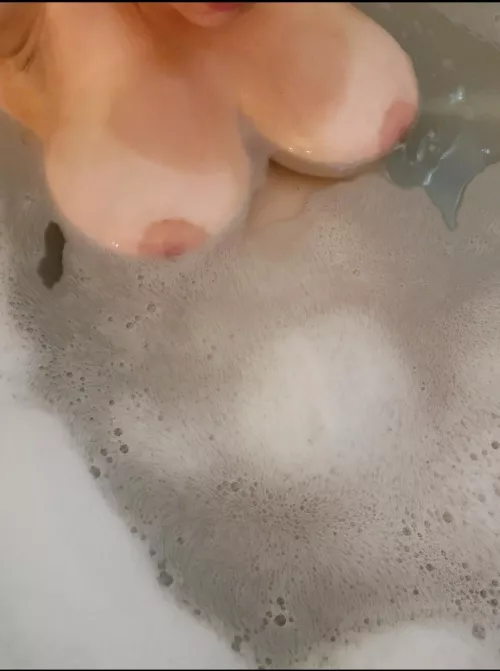 trading busty 30yo wife pics while bored at work. send sample to kik puzziliquer