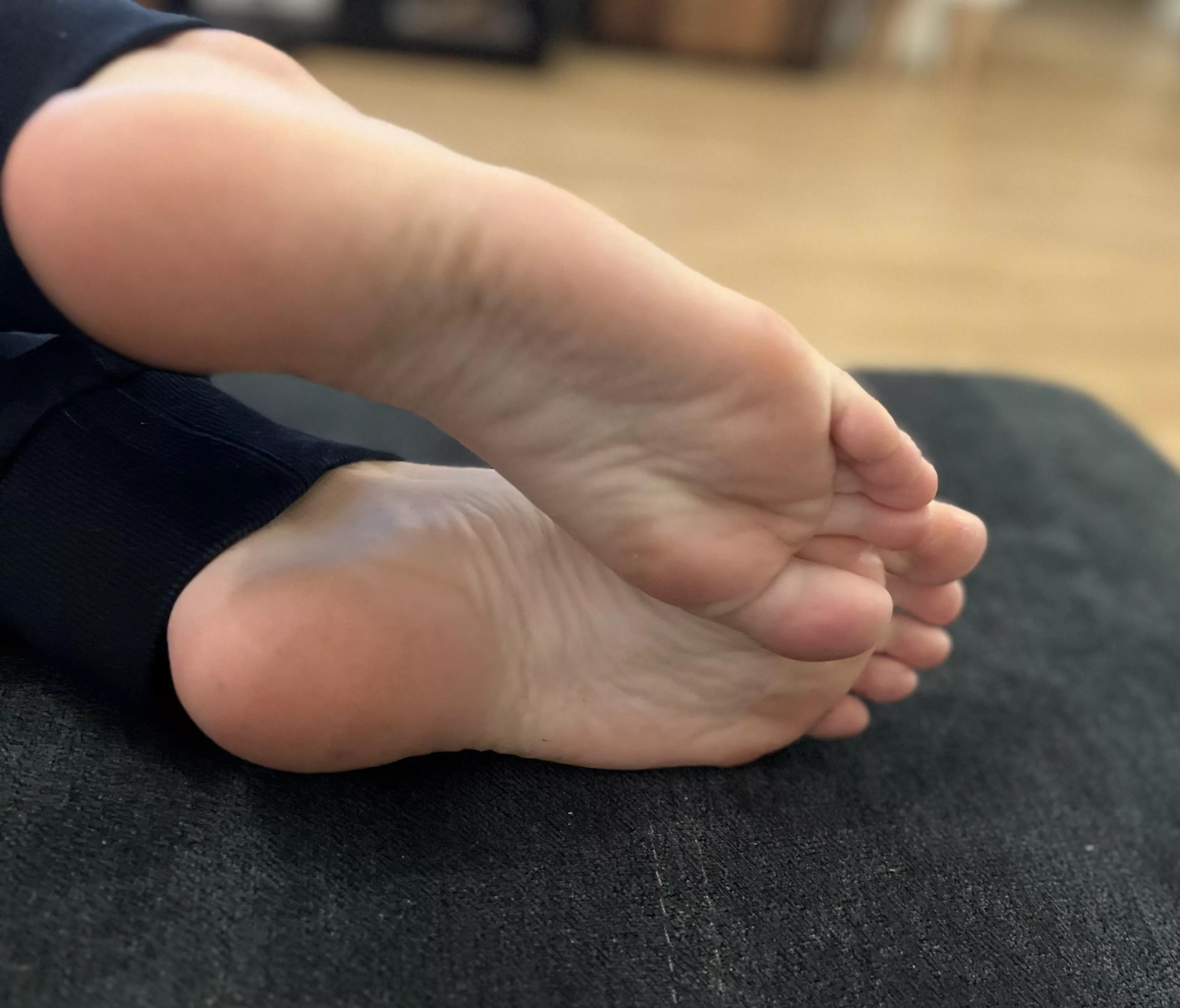 Waiting for you to lick my soles 👅