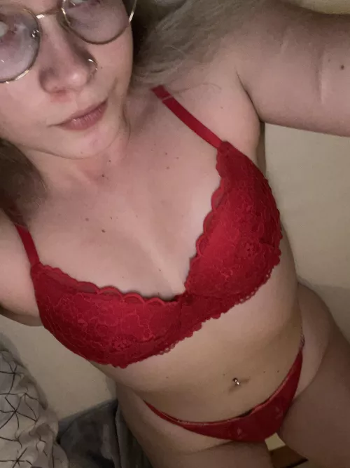 What catches ur attention first? (18f)