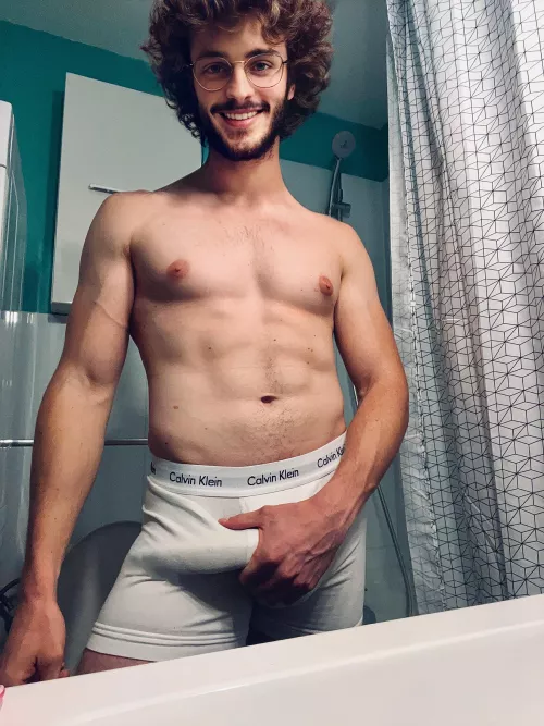 Who lends me his little hole ?