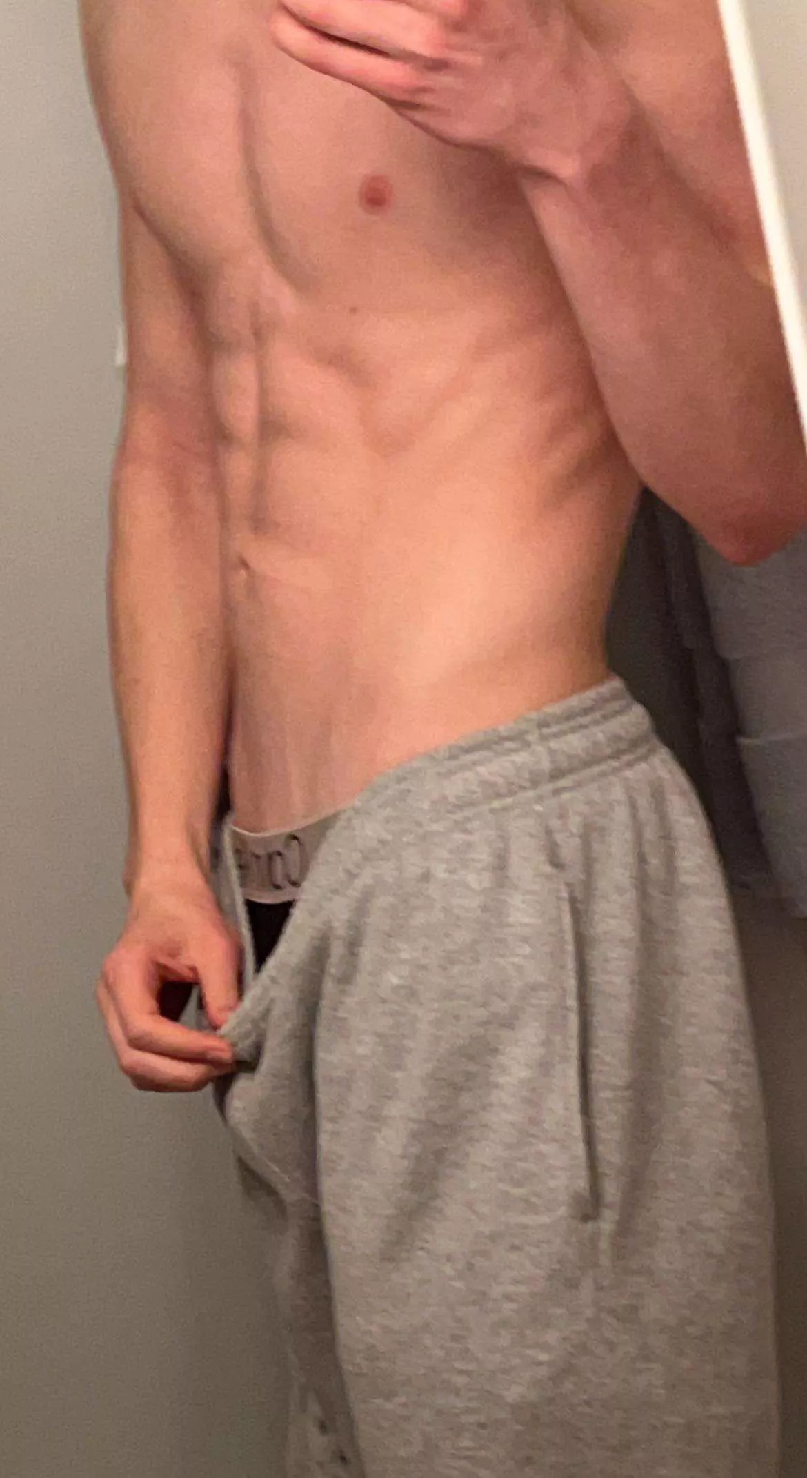 18 straight but curious dm me for content i can prove i’m real 😨