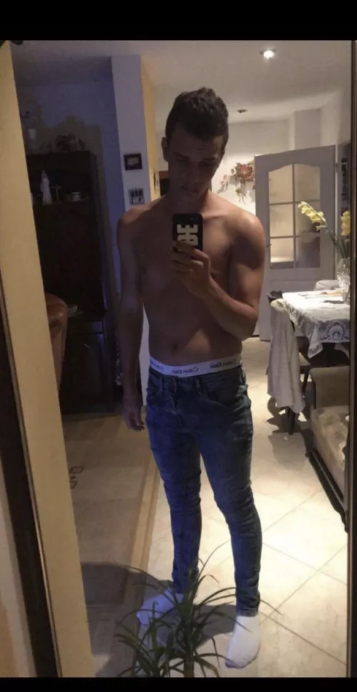 23L straight looking guy horny for hot guys that show face hmu to have some fun :P andigavin12