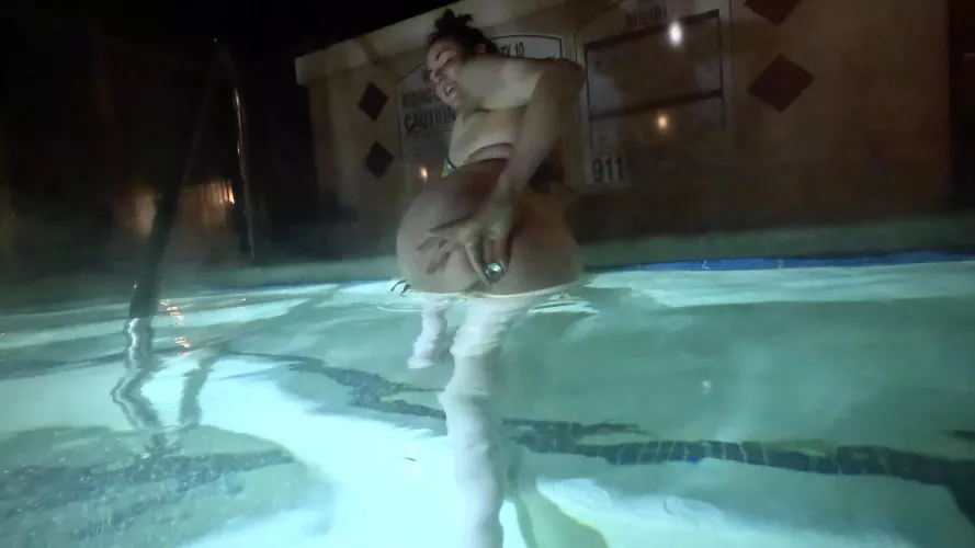 A metal butt plug in the jacuzzi is ummm… hot 🥵