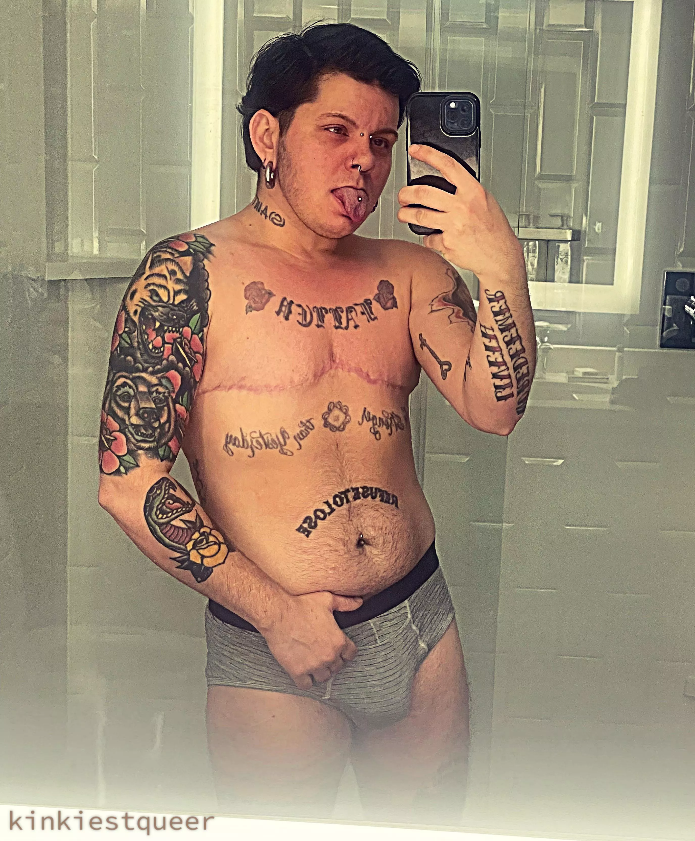 Alpha needs a bottom bitch to worship and bathe him 😈