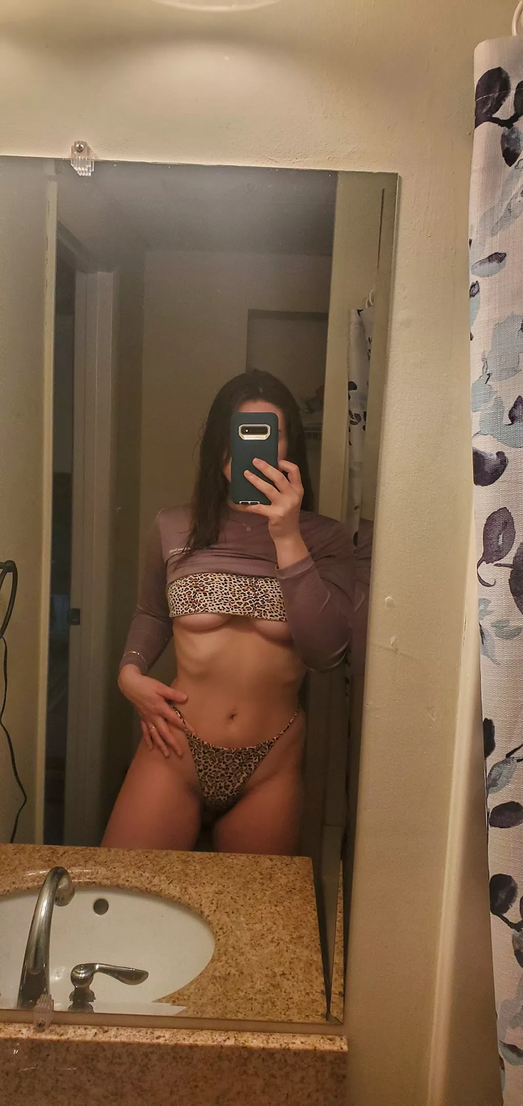 Anyone else up late?? Come say hiiii 😈