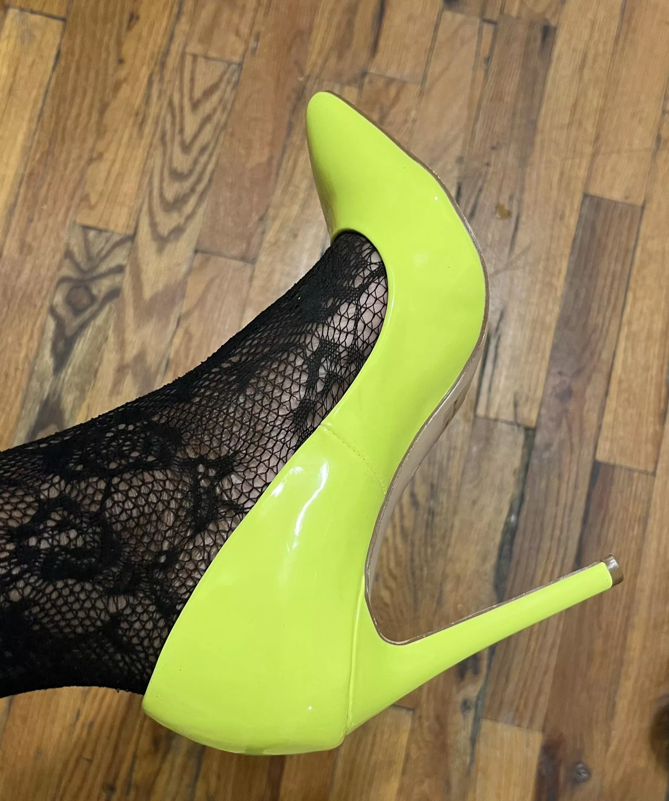 Black and neon yellow, super-cute together‼️