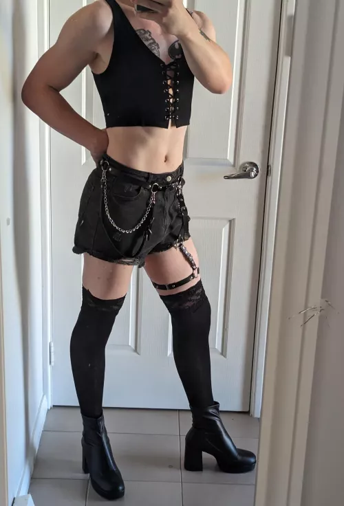 Did someone order a hot goth femboy?