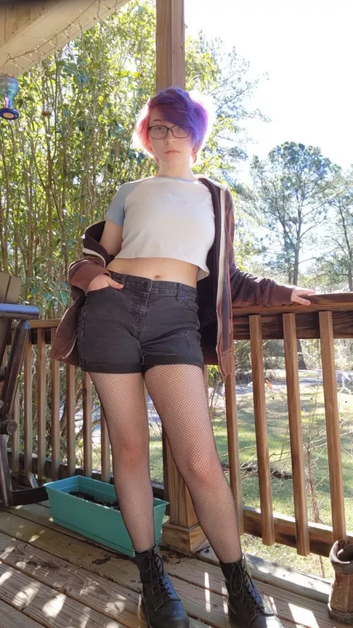 fishnets n croptop 🩵🖤