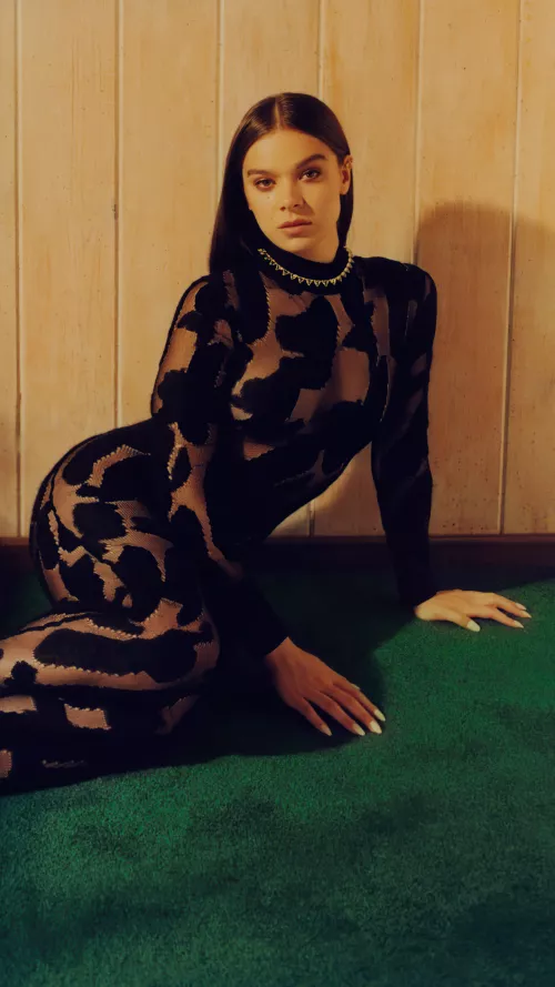 Hailee Steinfeld looks so sexy with white nails