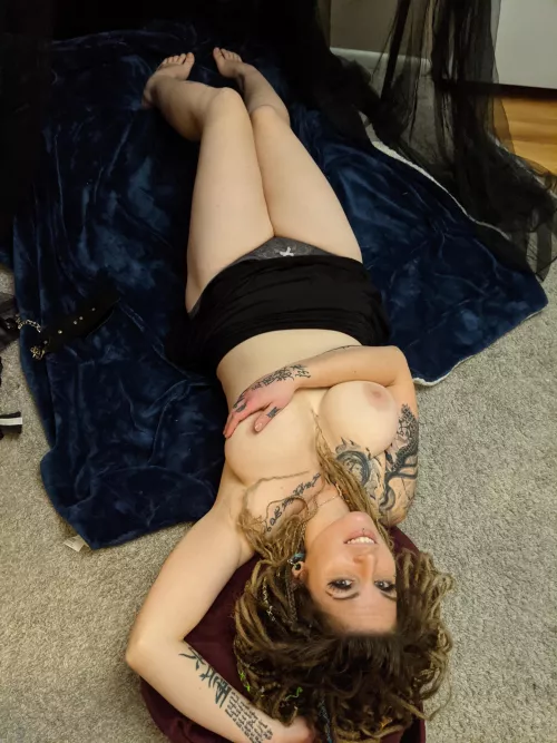 Happy Friday! What if I’m waiting for you like this when you get off work? (Don’t worry about how I broke into your home, let’s just have a nice weekend) ;)