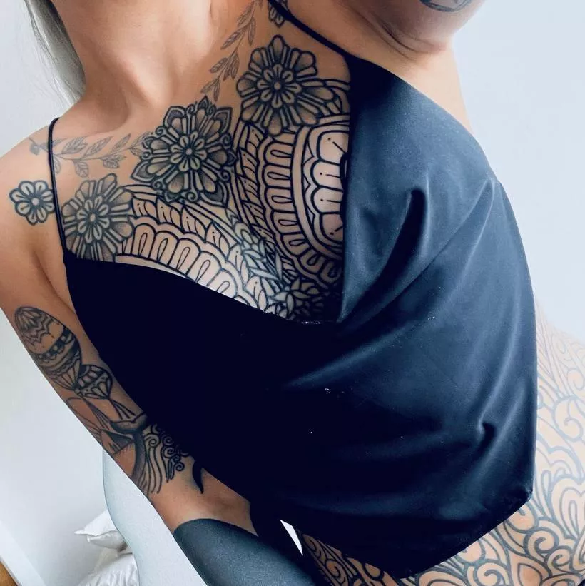 I love how my tatts looks bellow this shirt