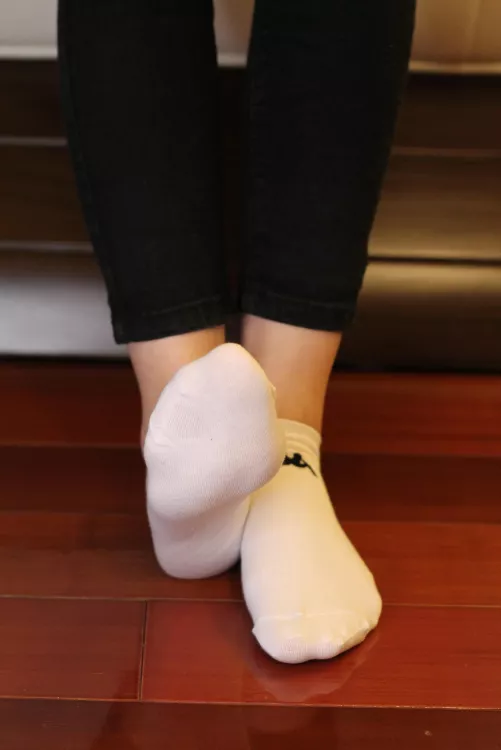 Look at my white ankle socks, they are so clean