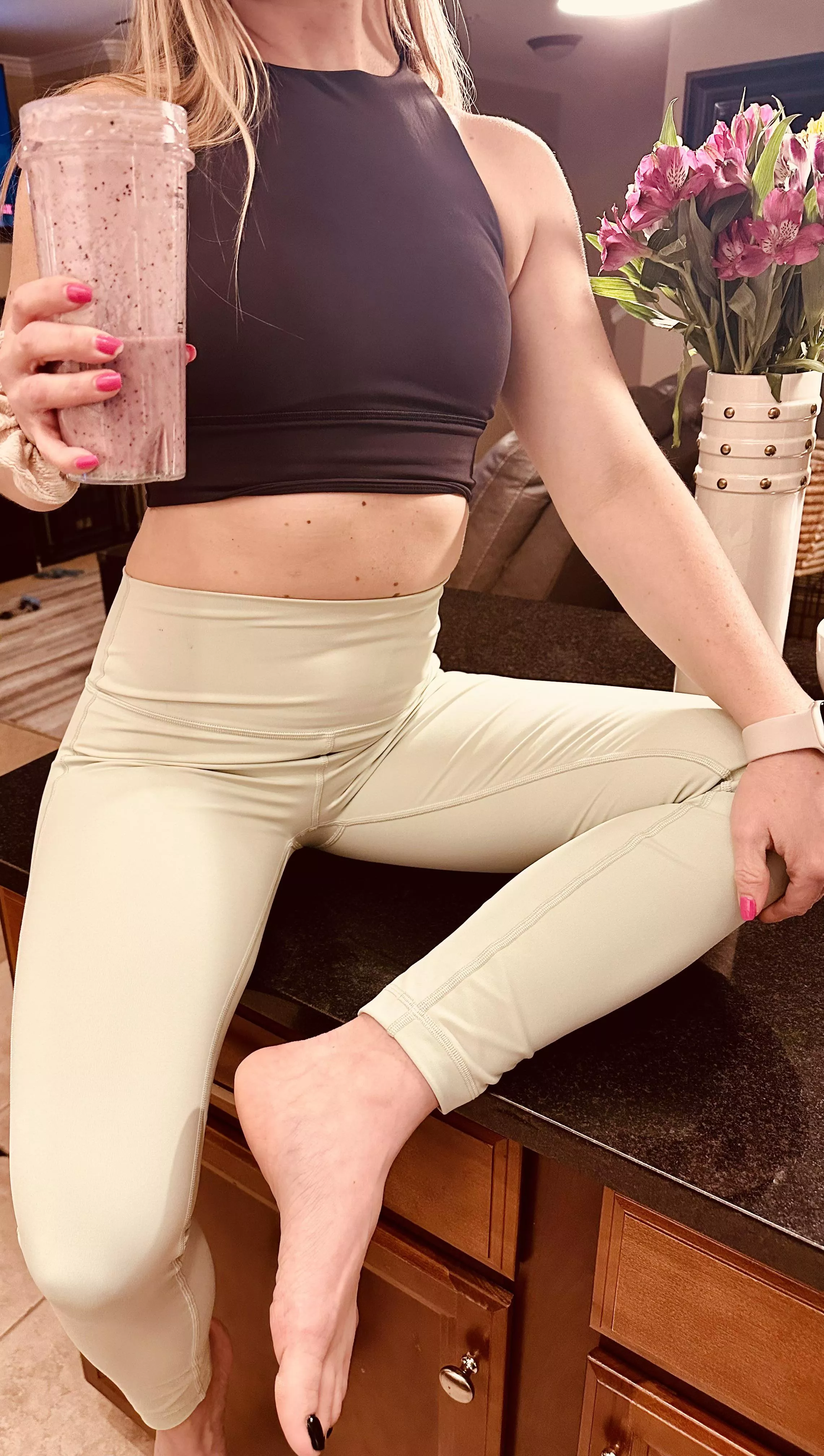 Nothing better than a great pair of Lulus and a smoothie 😊