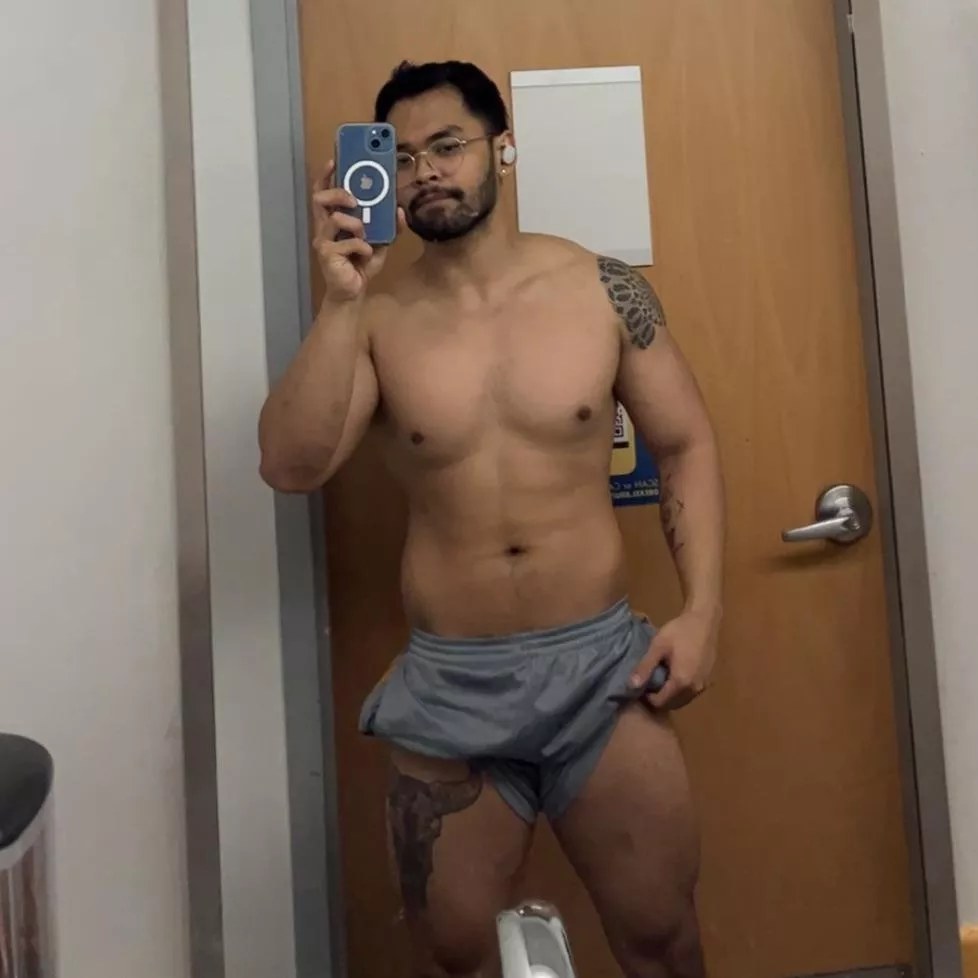 Slowly but surely enjoying showing off my body more 😁