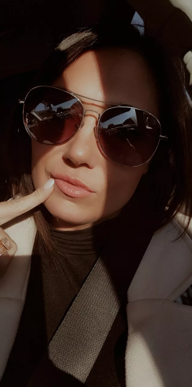 The work week is over. [Mrs] peach is off duty and ready to play. Meeting our 🍍friends for some fun sexy times.