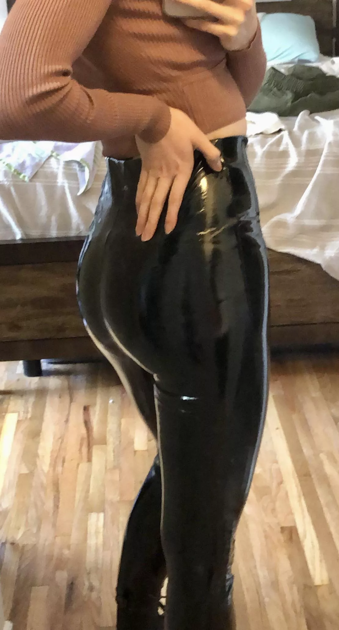 These shiny leggings deserve to be seen even at low qual