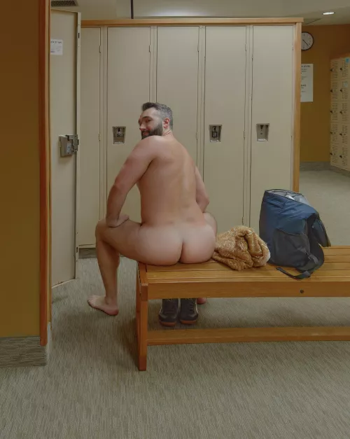 Trying to get your attention in the locker room 👀