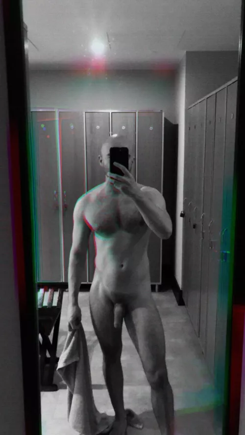 Ups I did it again in public place. 🪞 Mirror check at the gym changing room.