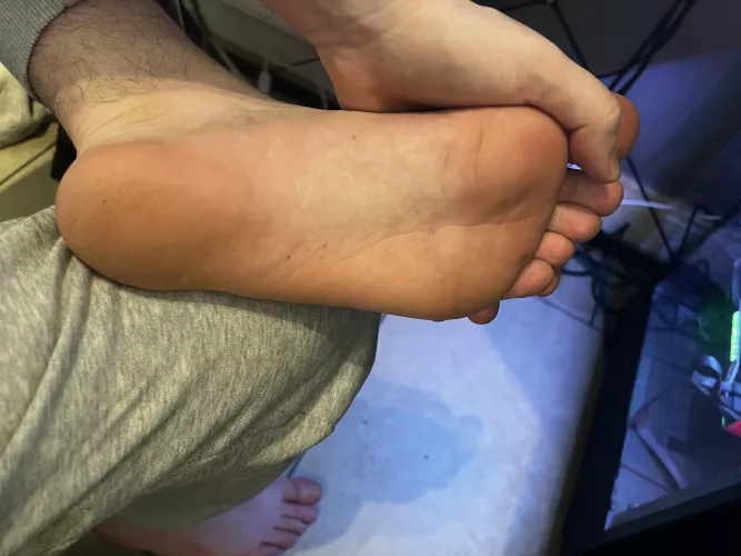 Wondering when someone will make me happy and be a good boy, and worship these feet whilst I play games 🥹