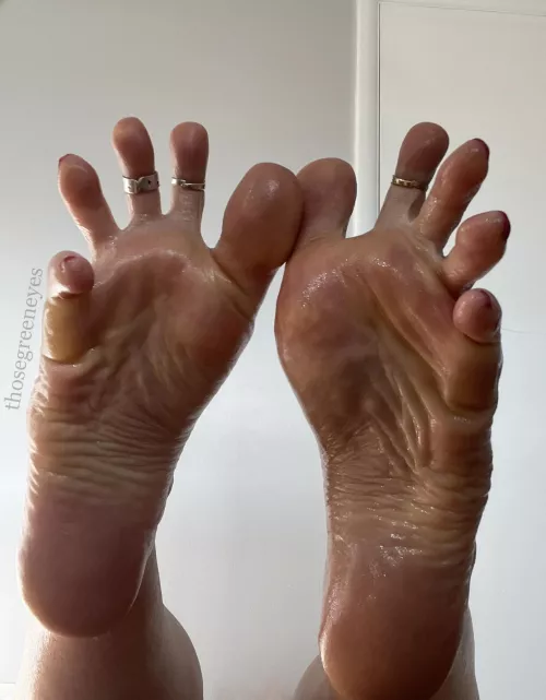 Wrinkly oily soles + a toe spread= JACKPOT!