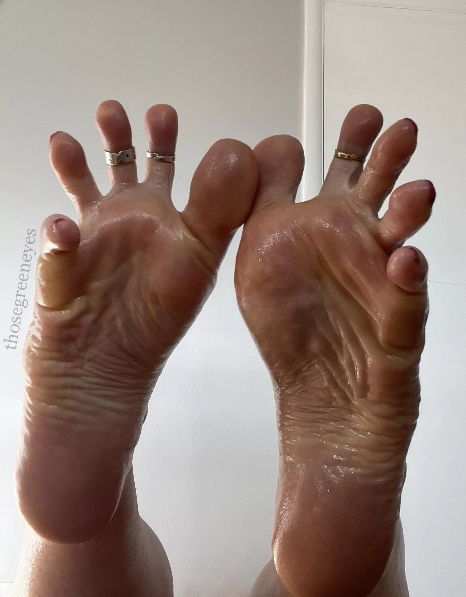 Wrinkly oily soles + a toe spread= JACKPOT!