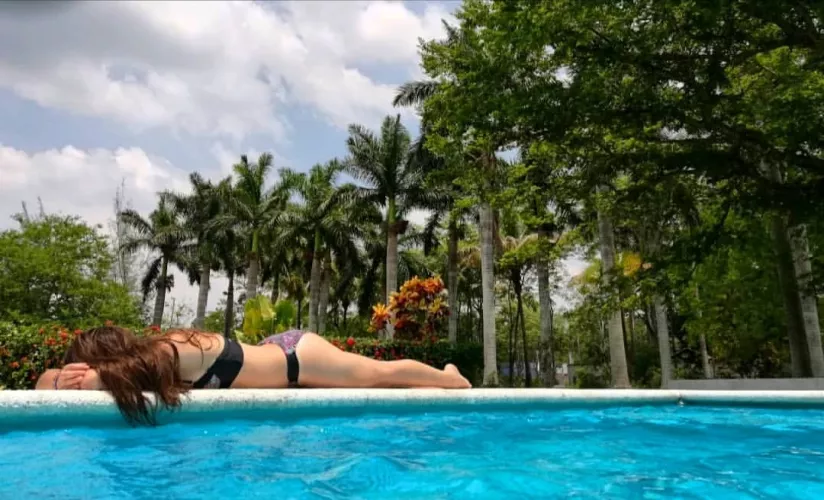 Yajaira taking the sun