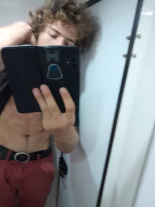 18 want a huge dom to fill my throat up with cum and piss south Australia can't drive