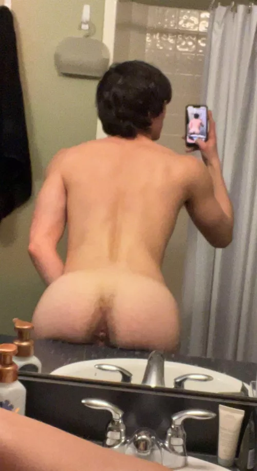 19, need a daddy who doesn’t mind a little hair ;) older+ dm me with a pic :))