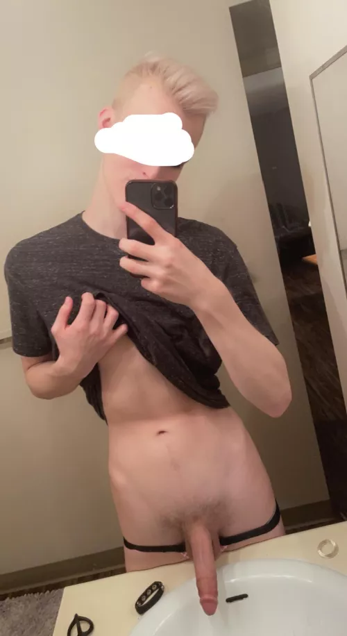 20 m Vers looking for guys who show face and have a nice dick or cute ass snap - @mysticfox1200