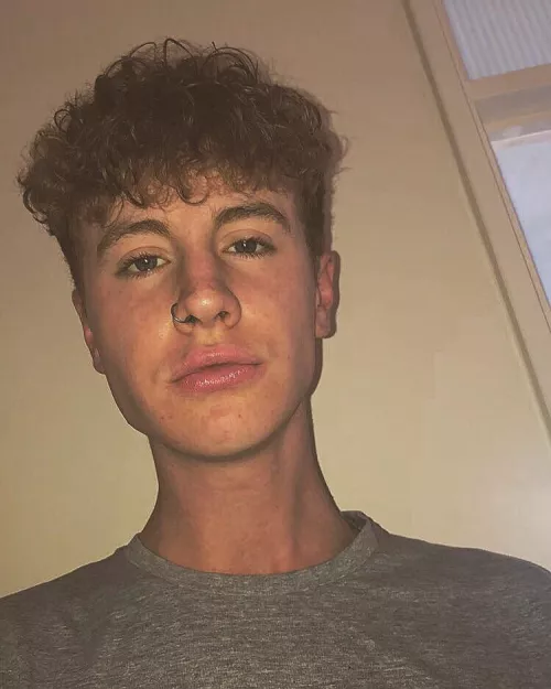 20, uk, looking for subs who send anything ;) must show face too. Add my snap gaysnap140