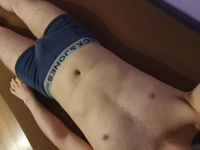 23EU, chill in bed. Into:bulge, chest, legs. Hot boys hmu. Send asl/body pic when you add. Snap: my.enthropy