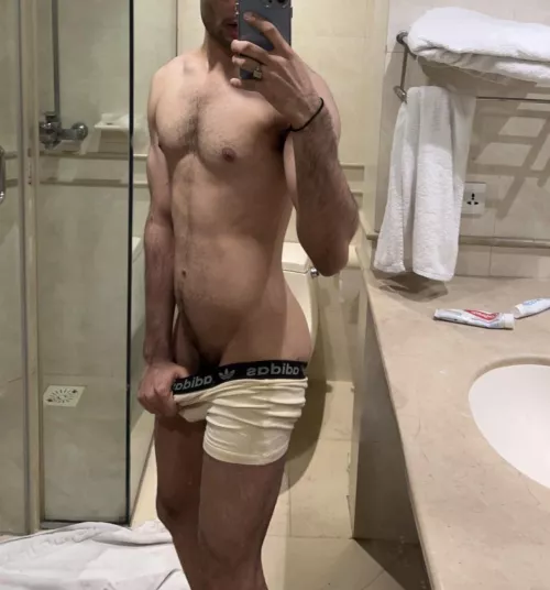 24M. smooth arab virgin bttm looking for longterm, texter , into romance , arab/brown. +fit +cut +relationship/ +talking. hmu