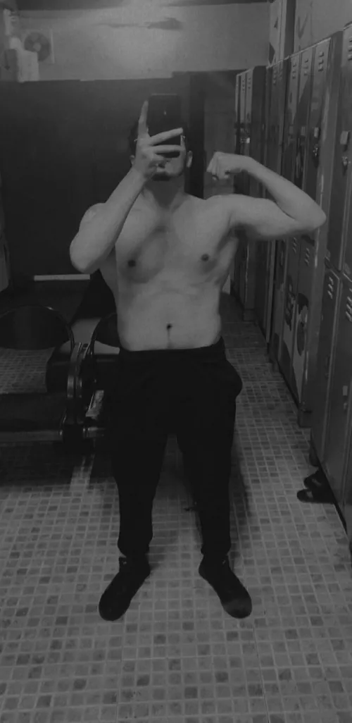 25 looking for smooth bottoms and femboys. hmu for my snap