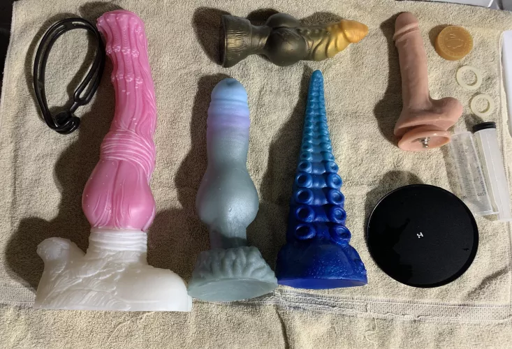 After Play Report. Fenrir took knot nice and deep. Large Austin took that knot 🤤 took awhile. Large Seraphina only got as far as the bottom of Medial Rings damn he thick. Seraphina mmm such amazing sensations.