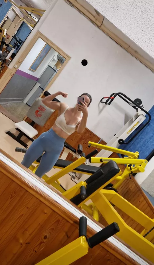 Am I looking good in workout clothes ?